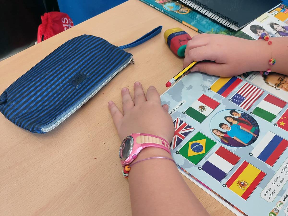 artsioficis's tweet photo. 🇬🇧 Les classes d'#anglès ja han arrencat! 
Començen el curs amb moltes ganes d'aprendre i millorar l'idioma! 👏

ℹ️ Places per 1er, B1, B2 i Kids 1
📖 + info https://t.co/Tm86YdmQF3
📝 Matrícula https://t.co/1SPIicPsTT

#olesademontserrat #academiaidiomes https://t.co/w96u1JAFmr