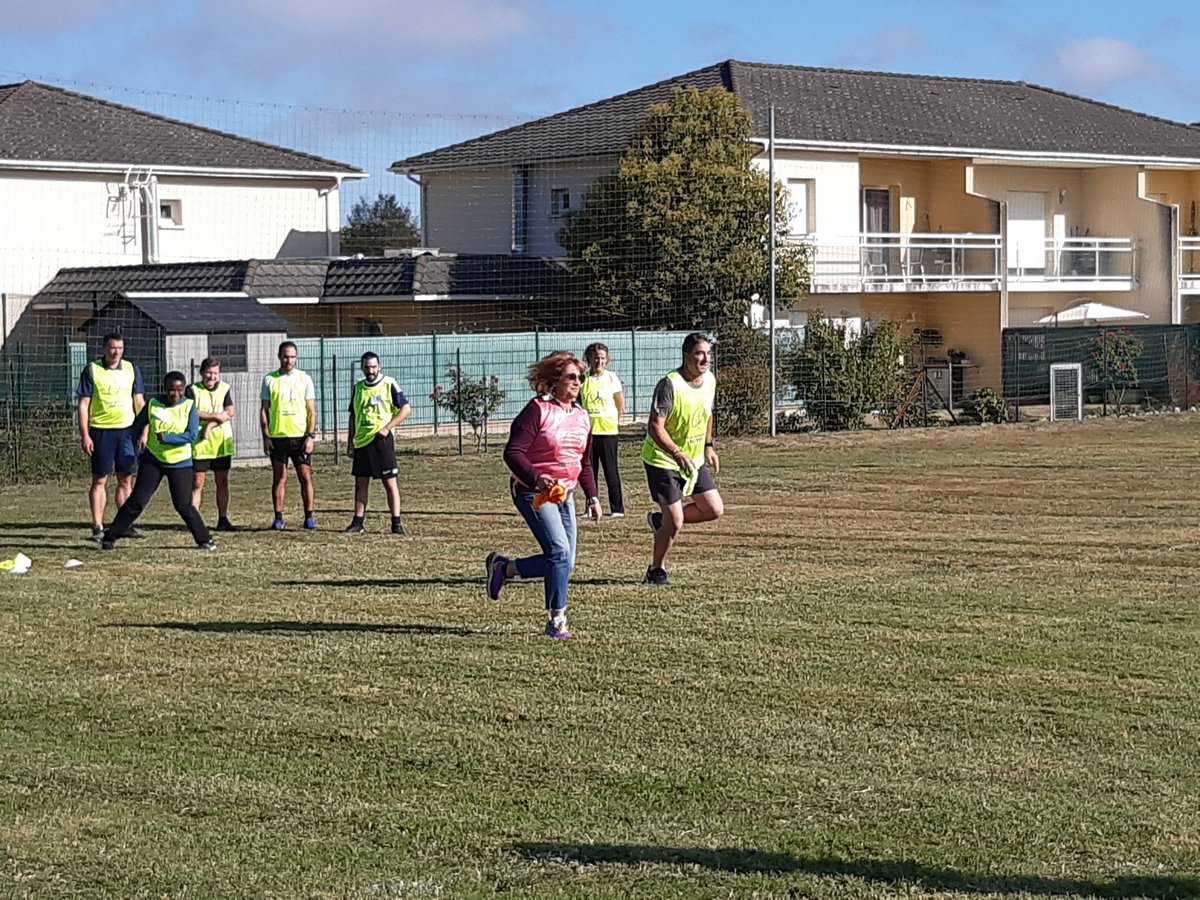 DSAINTPAUL's tweet photo. #dusportverslemploi aujourd'hui par @poleemploi_NA et le RC Lons Section Paloise. Réunir des entreprises,  des demandeurs d'emploi pour se rencontrer,  parler emploi et partager les valeurs de l'ovalie 🏈. Du sport ce matin, des recrutements cet après-midi. 
Bonne chance à tous👍 https://t.co/qoeV54yc2Z