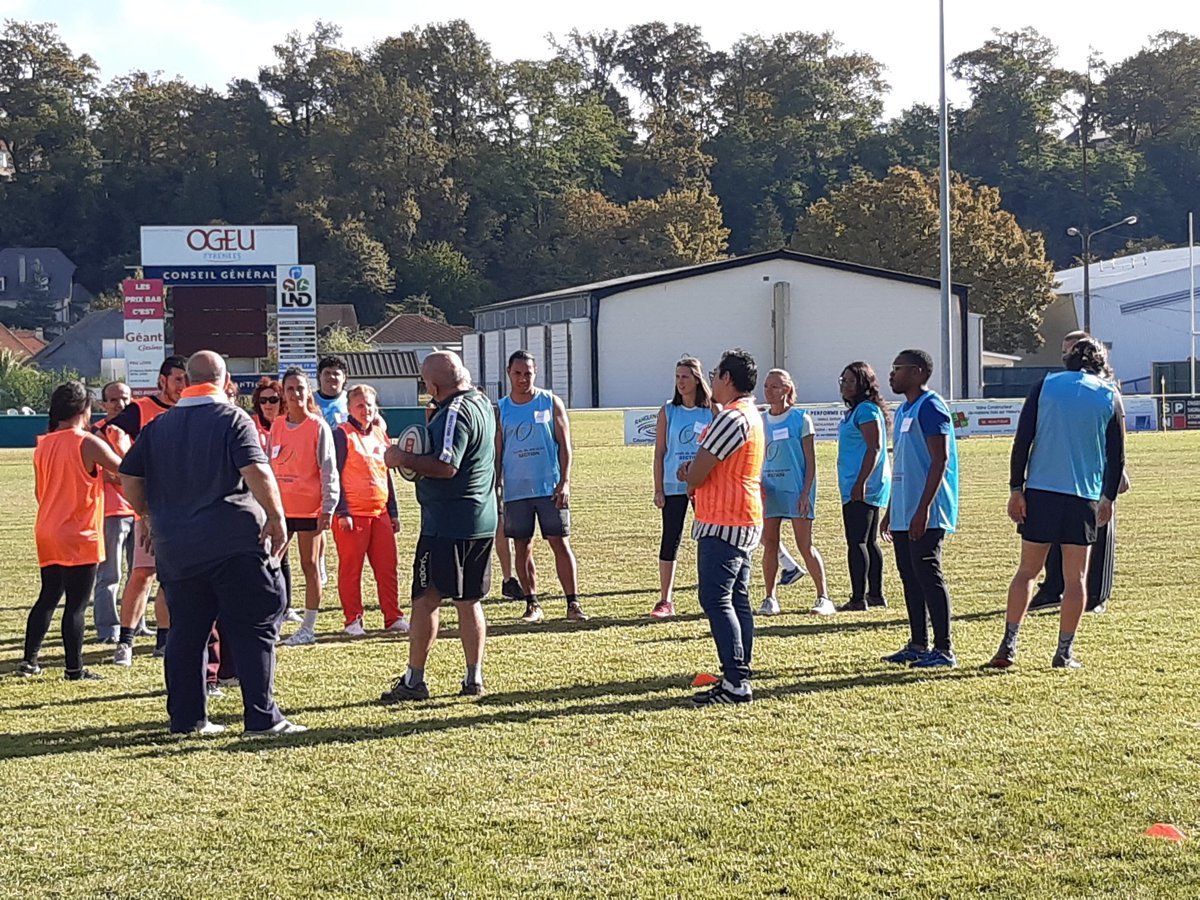 DSAINTPAUL's tweet photo. #dusportverslemploi aujourd'hui par @poleemploi_NA et le RC Lons Section Paloise. Réunir des entreprises,  des demandeurs d'emploi pour se rencontrer,  parler emploi et partager les valeurs de l'ovalie 🏈. Du sport ce matin, des recrutements cet après-midi. 
Bonne chance à tous👍 https://t.co/qoeV54yc2Z