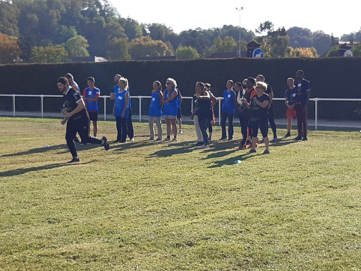 #dusportverslemploi aujourd'hui par @poleemploi_NA et le RC Lons Section Paloise. Réunir des entreprises,  des demandeurs d'emploi pour se rencontrer,  parler emploi et partager les valeurs de l'ovalie 🏈. Du sport ce matin, des recrutements cet après-midi. 
Bonne chance à tous👍