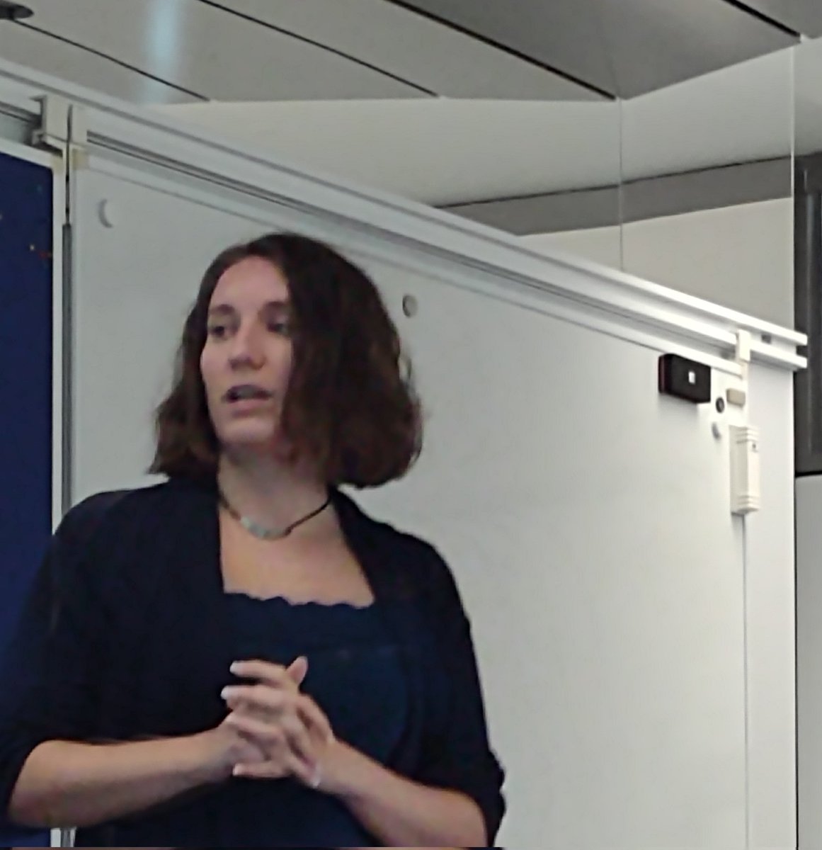 Ist #KI neutral? Oder wessen Interessen folgt sie? Stefanie Stoppel <a href="/Qbrid_/">Stefanie Stoppel</a> schaut auf der @data2day hinter die Kulissen.