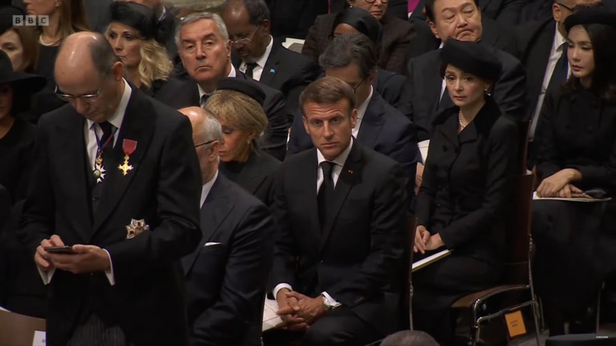 그리고 건희야 영국 왕족 장례식엔 전통이 있단다
망사포(베일)가 달린 모자는 왕족의 여성들만 쓰는 거란다...니가 왕족은 아니잖니 건희야?!
그래서 장례식에 참석한 다른 나라 여성들을 보면 검은 모자를 써도 베일은 안 했다
건희야 모르면 물어보던가. 아님 하지 말던가.