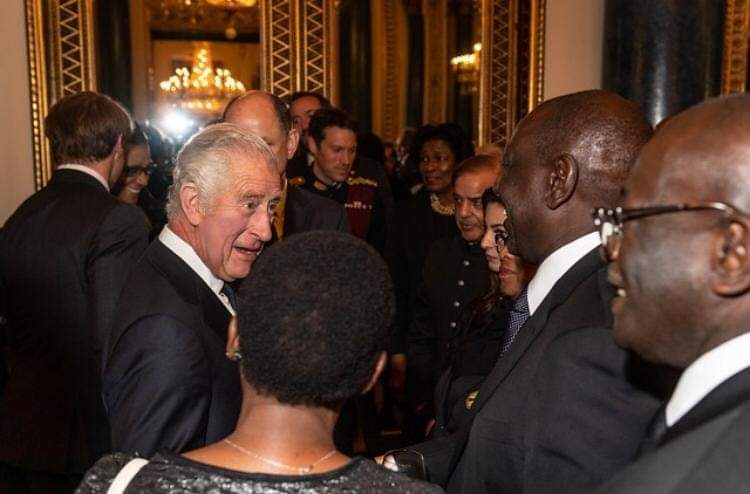 pkmwiandi's tweet photo. #PictureTalk.
President @WilliamsRuto in UK.
More like, "Are you the famous #Hustler from Kenia?" https://t.co/roK5AT4o7O
