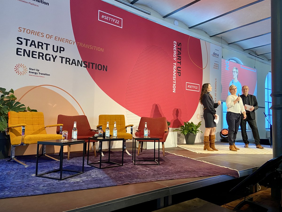dena_news's tweet photo. Große Bühne für die „Stories of Energy Transition“: @AJK_Kuhlmann &amp; @PiaDorfinger eröffnen das SET Tech Festival. Der ganze Tag macht das #Innovationspotenzial von globalen #Energiewende-#Startups mittels Keynotes, Pitches und der SET Award-Verleihung erlebbar. #SETTF22 https://t.co/UOz9Yr8SFf