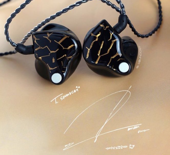 aeiaoey's tweet photo. โทนดำทอง &amp; น้องแบมผมยาว 😭😭😭😭😭😭😭😭😭 หล่อมากแน่ๆเลยอะ ฮืออออออออ กินน้ำมะนาวรอกรี๊ดตั้งแต่วันนี้!!! https://t.co/fTZvOz67sT