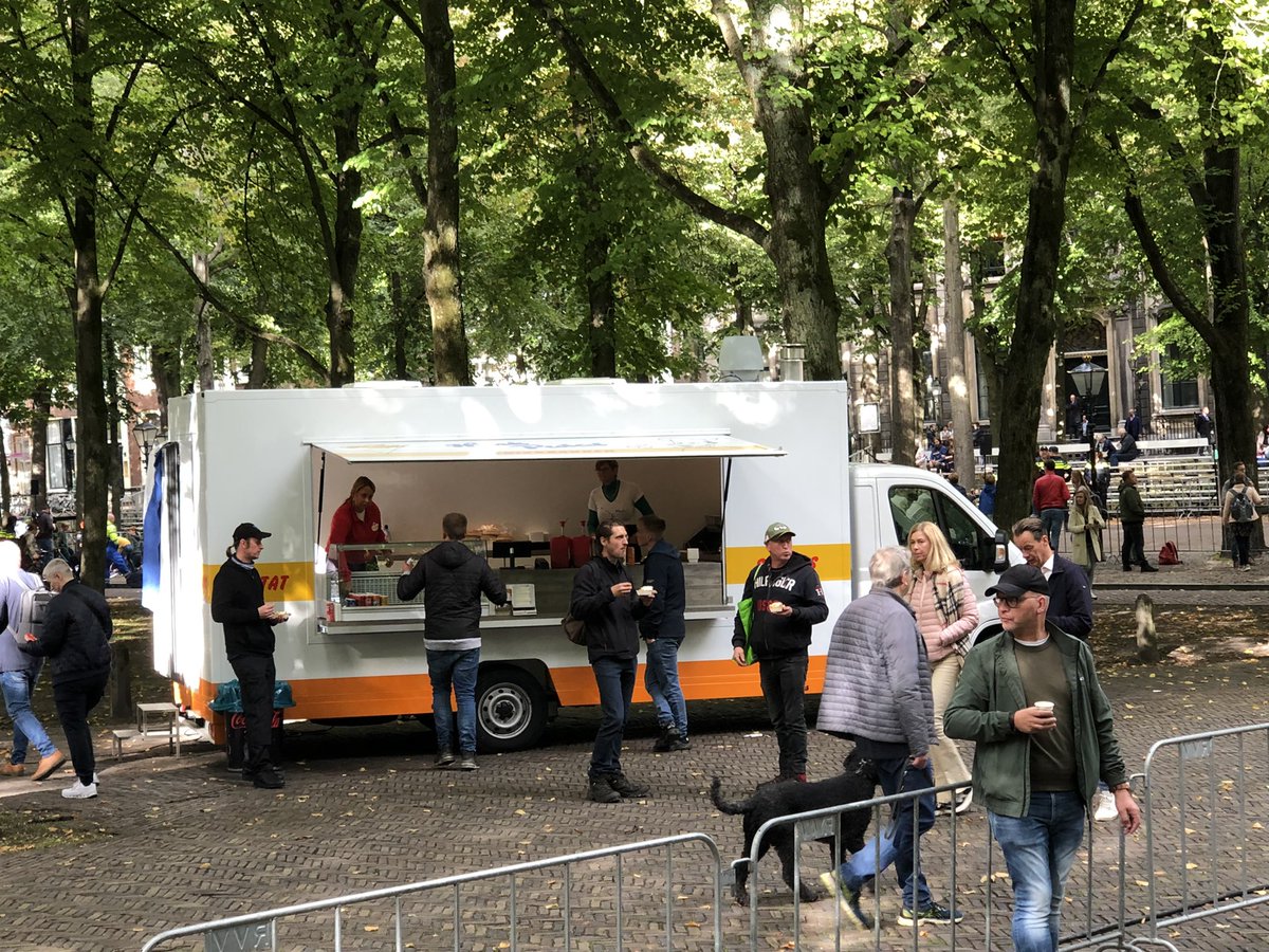 10.15 uur. De eerste frietjes worden verkocht op het Lange Voorhout in #denhaag op #prinsjesdag