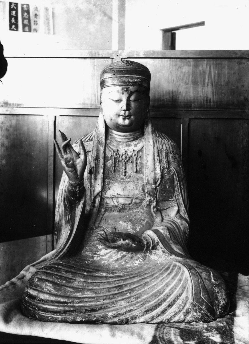 usual_wright's tweet photo. 일제강점기에 촬영한 고창 선운사 금동지장보살좌상(보물) 유리건판 사진. 
1936년에 절도범들이 훔쳐다 팔았는데... 컬렉터마다 보살이 '전라도 고창 도솔산으로 돌려보내줘'하는 꿈을 꾼 뒤 병들고 가세가 기우는 일이 계속 됨. 결국 2년 뒤 소장가가 고창경찰서에 불상 찾아가라고 연락해서 반환!ㅎ https://t.co/1uXOsgQGuJ