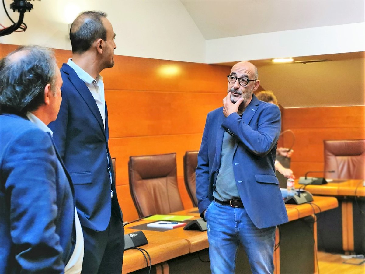 CsCantabria's tweet photo. 🏛️🍊 Nuestro portavoz @Felisuco_  asiste esta mañana a la comparecencia del director de @emprendecise, Federico Gutiérrez-Solana, en la Comisión de Universidades Igualdad, Cultura y Deporte para informar sobre el Proyecto de Ley de Ciencia, Tecnología e Innovación de Cantabria. https://t.co/AnunqN2pQF