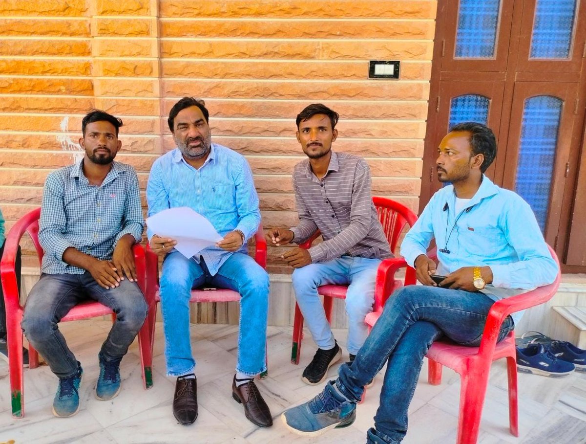 hanumanbeniwal's tweet photo. आज जोधपुर जिले के भोपालगढ़ में स्थित राजकीय कॉलेज के छात्र नेता भलाराम सेजू, असरफ अली व मुकेश ने मुलाकात कर उक्त कॉलेज में रिक्त पड़े पदों को भरने की मांग को लेकर ज्ञापन दिया ! 
1/1 https://t.co/VbukTTAUsM