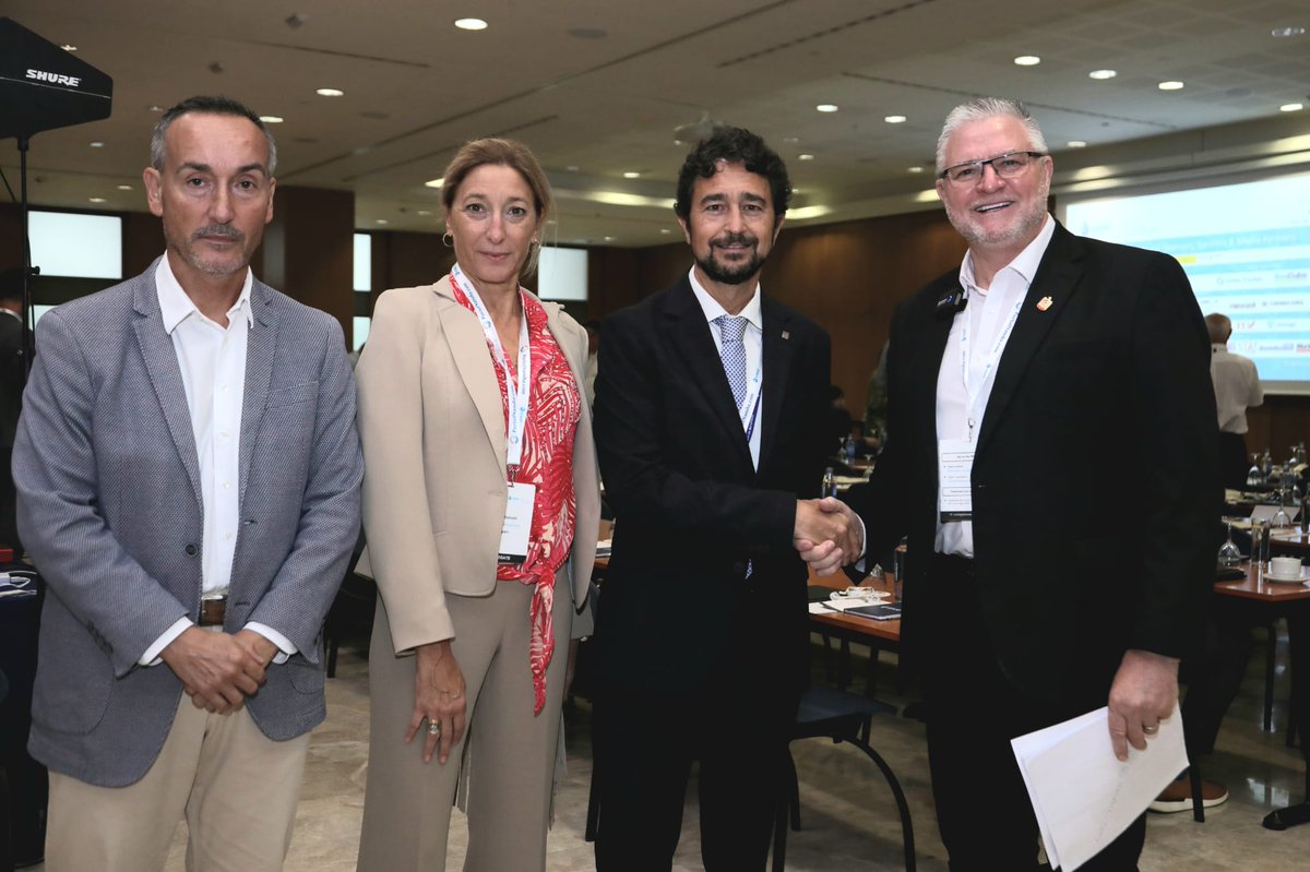 damiacalvet's tweet photo. El @portdebarcelona té l'oferta de serveis més potent del #Mediterrani per a la #logística de la cadena de fred: la posem a disposició de tots els operadors internacionals a la fira @coollogistics que celebrem al @WTCBarcelona. https://t.co/PikPngaRsK