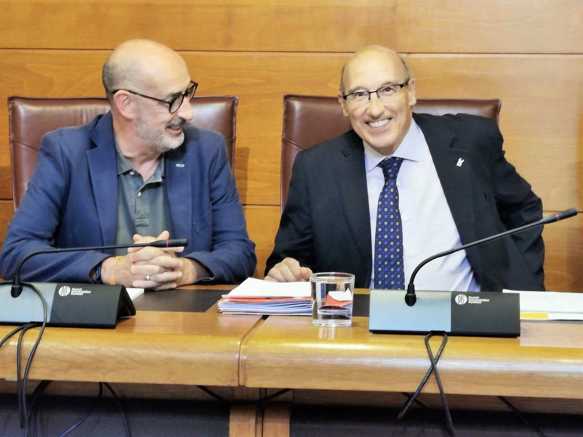 CsCantabria's tweet photo. 🏛️🍊 Nuestro portavoz @Felisuco_  asiste esta mañana a la comparecencia del director de @emprendecise, Federico Gutiérrez-Solana, en la Comisión de Universidades Igualdad, Cultura y Deporte para informar sobre el Proyecto de Ley de Ciencia, Tecnología e Innovación de Cantabria. https://t.co/AnunqN2pQF