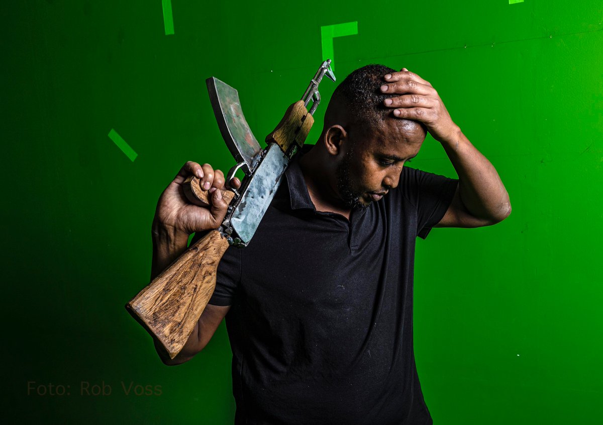 FotoRobVoss's tweet photo. Portret Abdi Ali, hij zat jarenlang in de gevangenis. Nu helpt hij lotgenoten en er is een docu van hem gemaakt. @De_Stentor  @dpgmedia_nl  #zwolle #portret tekst: @NiekMegens https://t.co/UY0r64JTh9