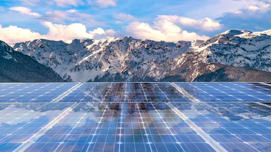 swissolar_f's tweet photo. La dernière nouvelle dans l'actualité du solaire c'est la décision du Conseil des Etats via une loi afin de faciliter l'installation de grands parcs photovoltaïques dans les Alpes. Cette loi urgente entrera en vigueur dès son vote par le parlement.
#solarPV #swissolar #Parlement https://t.co/ajQBw1GsN9