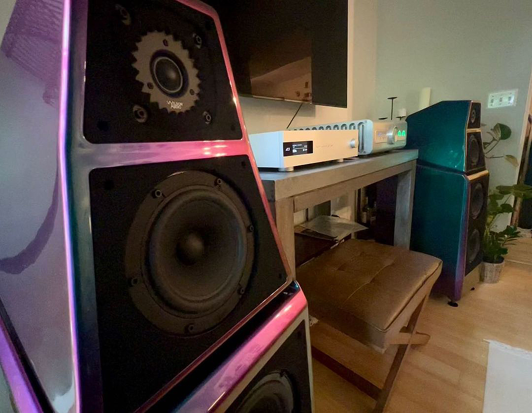 dCSonlythemusic's tweet photo. The #dCSBartók features in this powerful high end system in #Arlington, #Virginia.
Created by our friends & partners @JSAudio.
#stereosystem #hifi #listeningroom #audiophile #audiophiles #turntable #recordplayer #recordplayers #dCSBartok #DAC https://t.co/qP15WuhArH