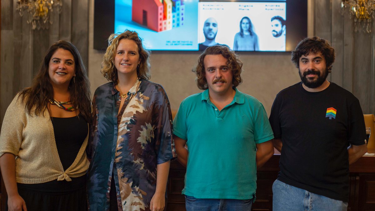 ArtSevilla's tweet photo. Última mesa redonda #ARTSevilla22, moderada por @NArrincon , la segunda componente del equipo directivo #ARTSevilla

En este encuentro disfrutamos de la pintura-pintura, con @angelamenam #MiguelNúñez y #AndrésAparicio
#UnPensarDistinto #culturasev #exposicion #Sevilla #encuentro https://t.co/aISOr6dMO7
