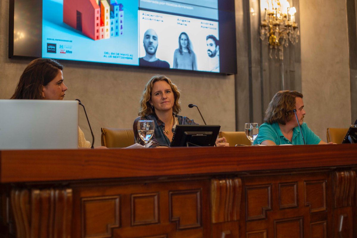 ArtSevilla's tweet photo. Última mesa redonda #ARTSevilla22, moderada por @NArrincon , la segunda componente del equipo directivo #ARTSevilla

En este encuentro disfrutamos de la pintura-pintura, con @angelamenam #MiguelNúñez y #AndrésAparicio
#UnPensarDistinto #culturasev #exposicion #Sevilla #encuentro https://t.co/aISOr6dMO7