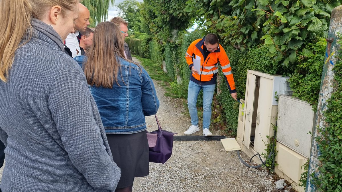enedis_hdf's tweet photo. Étape 2 📍#Holque
Nos participants découvrent une borne de recharge pour véhicule électrique, raccordée par @enedis_npdc sur un éclairage public💡
Le @siecf assure la maîtrise d'ouvrage pour l'installation de bornes de recharge 🙌
@sidec59 #RallyeMobelec #NouvelleFranceElectrique https://t.co/B6QHRAy7St