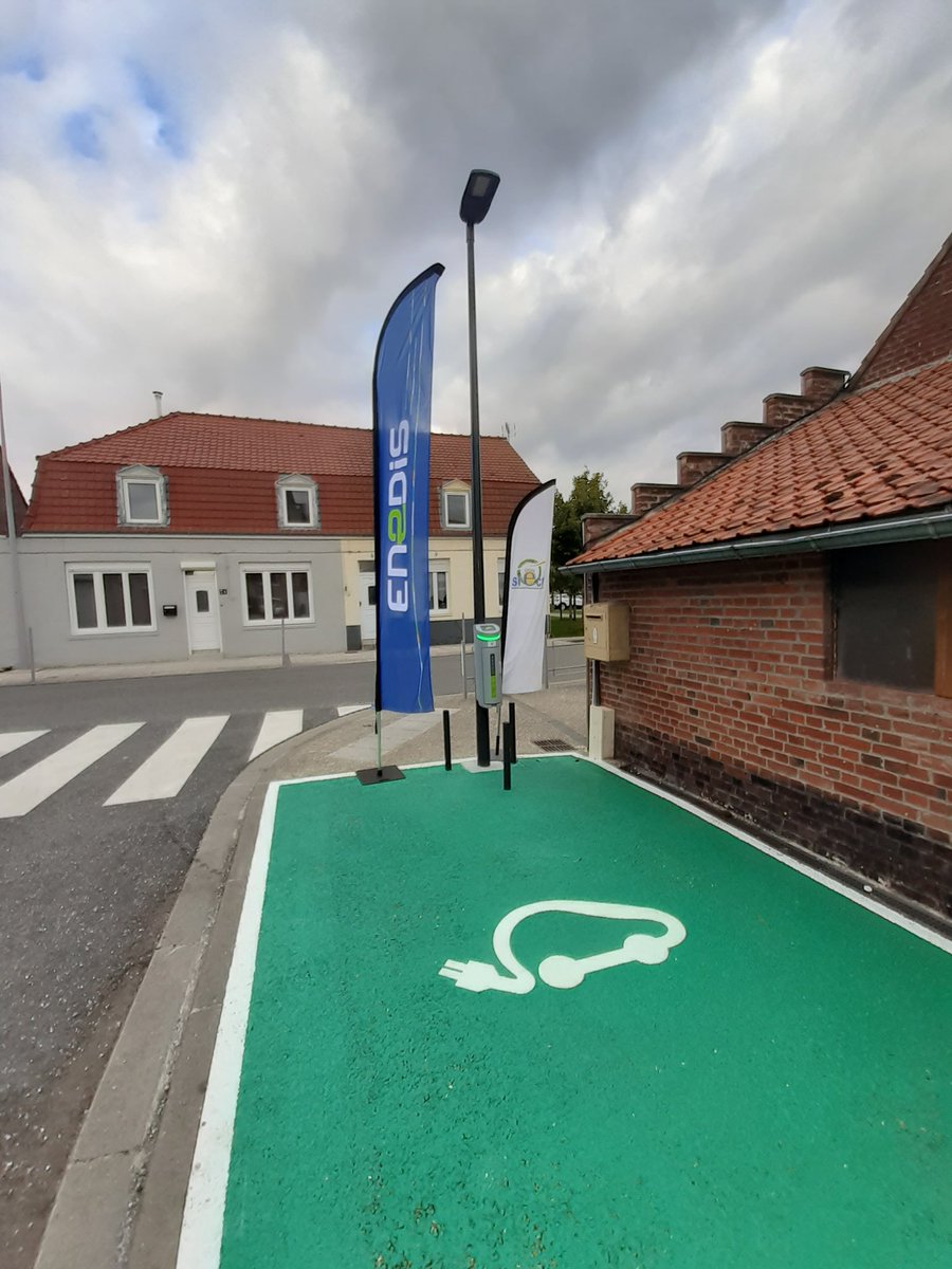 enedis_hdf's tweet photo. Étape 2 📍#Holque
Nos participants découvrent une borne de recharge pour véhicule électrique, raccordée par @enedis_npdc sur un éclairage public💡
Le @siecf assure la maîtrise d'ouvrage pour l'installation de bornes de recharge 🙌
@sidec59 #RallyeMobelec #NouvelleFranceElectrique https://t.co/B6QHRAy7St