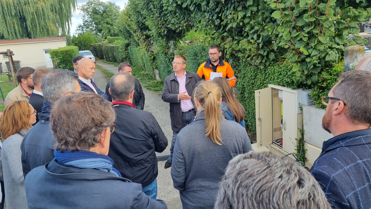 enedis_hdf's tweet photo. Étape 2 📍#Holque
Nos participants découvrent une borne de recharge pour véhicule électrique, raccordée par @enedis_npdc sur un éclairage public💡
Le @siecf assure la maîtrise d'ouvrage pour l'installation de bornes de recharge 🙌
@sidec59 #RallyeMobelec #NouvelleFranceElectrique https://t.co/B6QHRAy7St