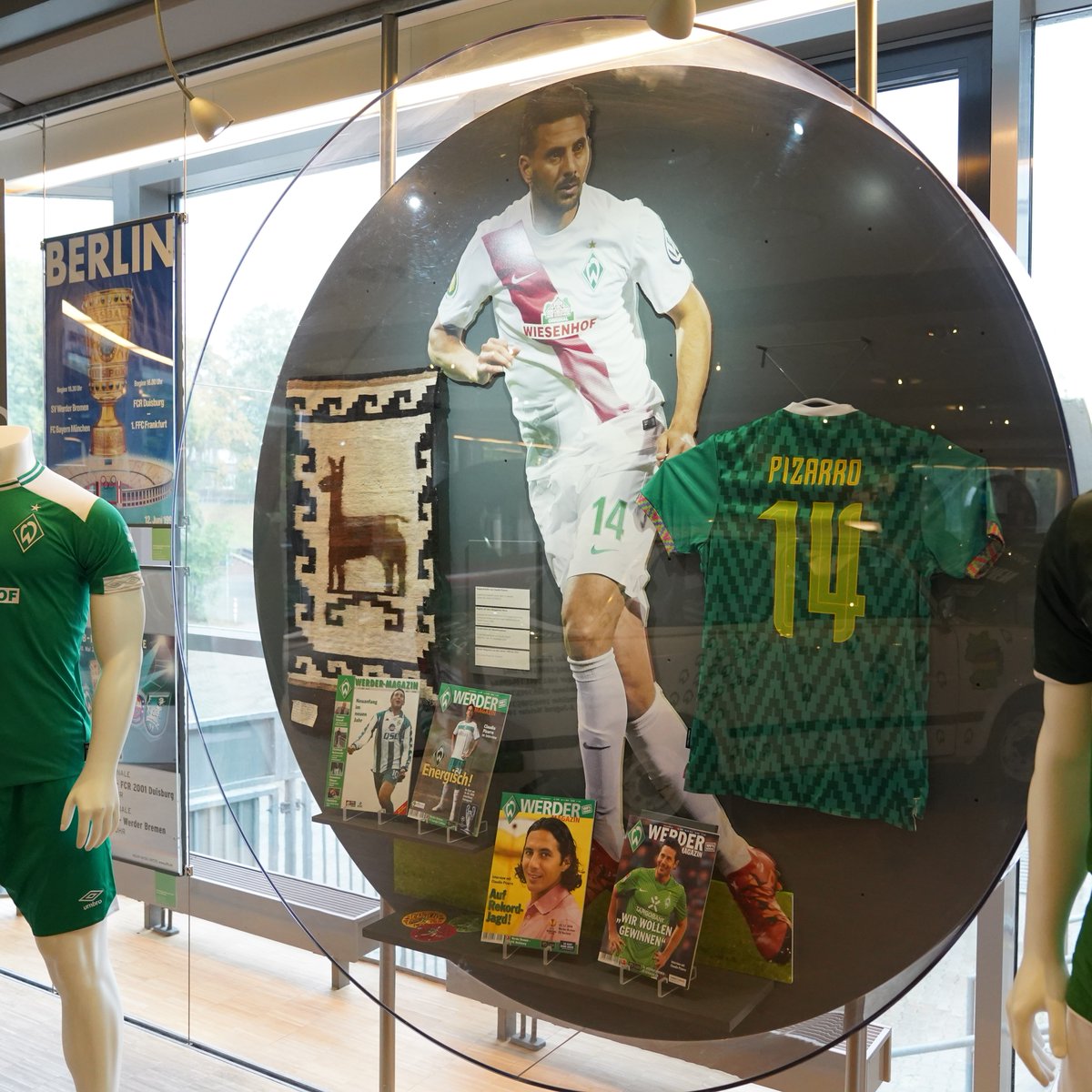 werderbremen's tweet photo. #ClaudiosFiesta - auch im #WUSEUM! 😉

Ab heute erwartet euch beim Besuch unseres Vereinsmuseums auch eine kleine Vitrine "zu Ehren" unserer #Werder-Legende mit der Nummer 14. Kommt vorbei! Das WUSEUM öffnet um 11 Uhr.

#AdiosPiza | @pizarrinha https://t.co/yOBKAgkSOl