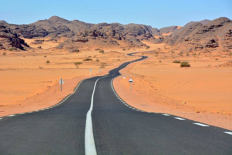 maelassal's tweet photo. Route de Djanet, dans le Tassili n'Ajjer, située à 2400 km, au sud de la capitale #Alger 🇩🇿

#Algeria 
#Algiers  
#Welcome_to_Algeria 
#ProtectAlgerianHeritage 
#Travel  
#Djamet 
#Tassili
#الجزائر_القارة
#اكتشف_الجزائر
#الجزائر
#القمة_العربية

#الصحراء_الغربيه https://t.co/PVFCsbJt1Z