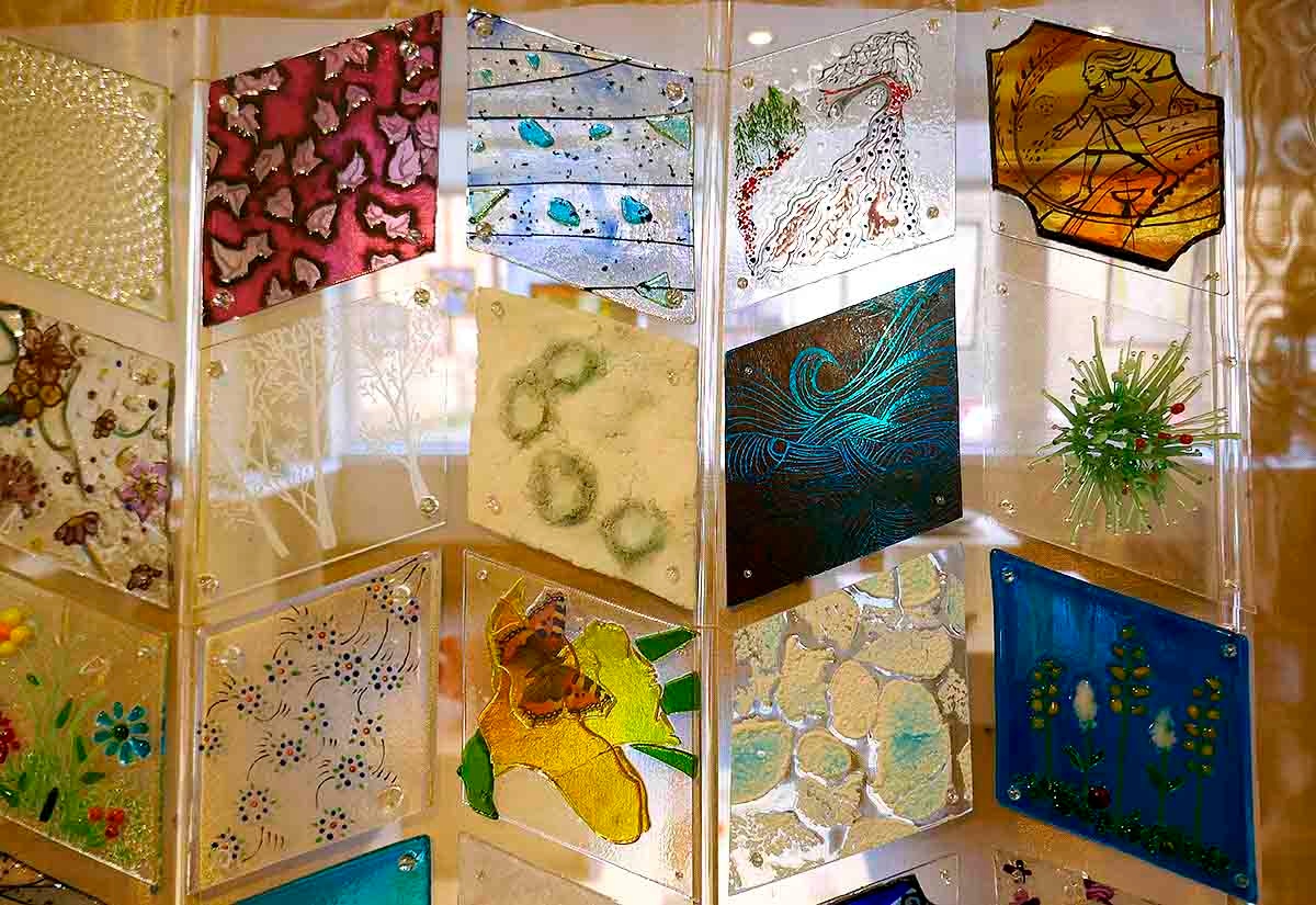 artmaguk's tweet photo. Until 22nd Sept, at The Trades House in Glasgow, a joint exhibition by @ScotGlassSoc and @csguk. Read our review: 
https://t.co/qgox2L7vNh
Glass quilt, Glass Society of Ireland.
#artmag #scottishart #scottishgalleries #scottishcraft #scottishglass #contemporaryglass #irishglass https://t.co/arheYV7LBk