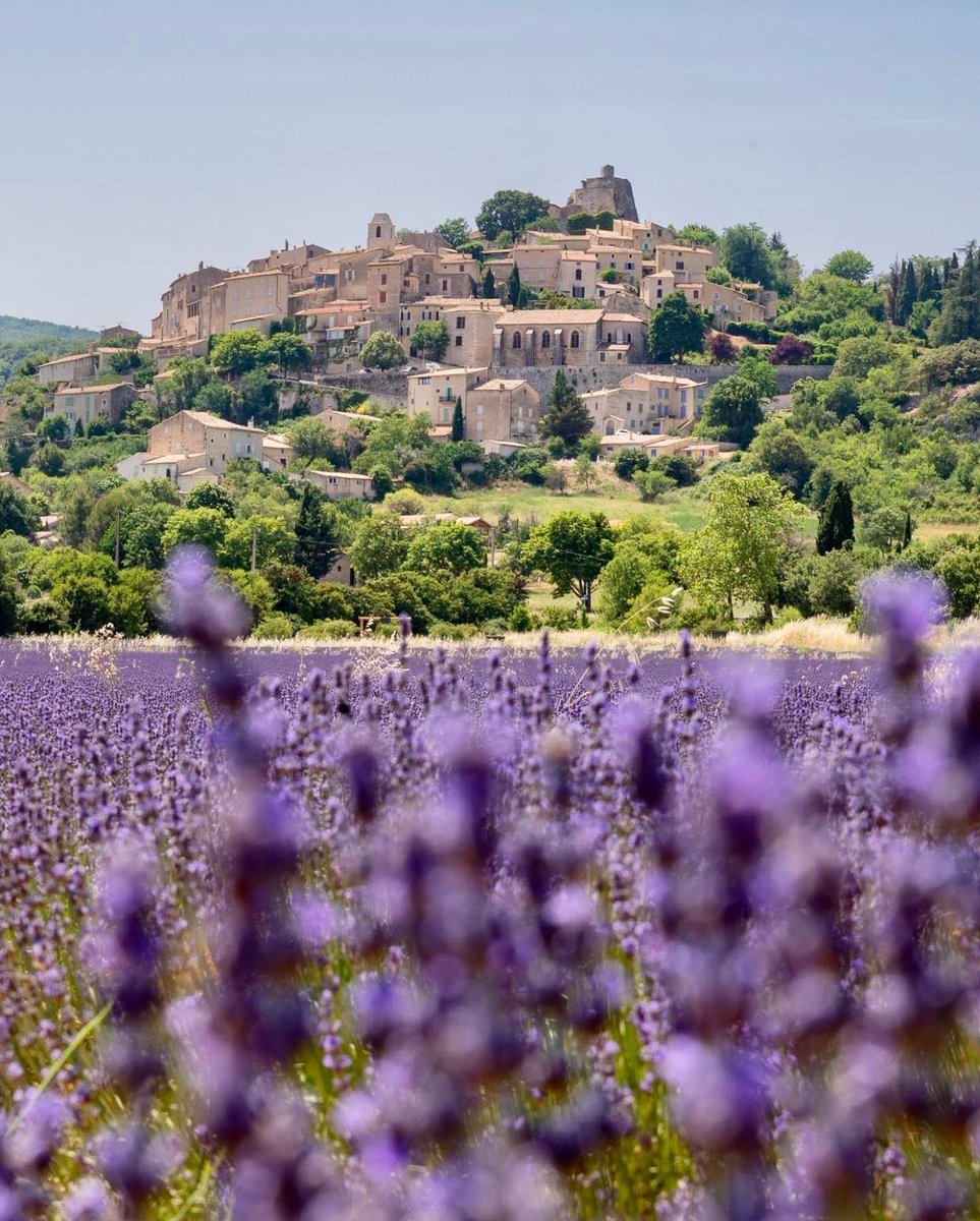 In Luberon you’ll experience the stress-free way of living in harmony with the world and with nature. This slow lifestyle is reflected on the local villages, the landscapes and the people. 🔗 in bio to read more about Luberon and it’s wines🍷#winetravel #winerist #luberonwines