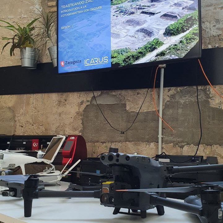 ¡Retomamos las formaciones! 📚📚

Ayer comenzamos con la primera sesión de introducción a la fotogrametría con drones impartida en las instalaciones de @RemolacHackLAB en <a href="/ZGZActiva/">Zaragoza Activa</a>

#dron #drones #formación #fotogrametría #ZAC #Zaragoza #Aragón