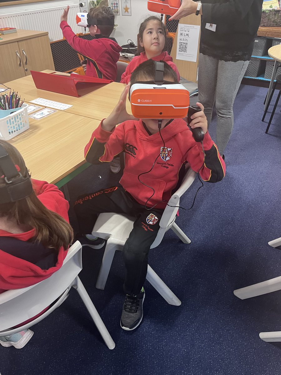MissDavisTeach's tweet photo. @MrLux4DMoore is here to take the pioneers of 3AD on a tour of a Middle Ages Castle. We have been looking for features of castles before our trip to Blackness Castle tomorrow 🏰 @ClassVR @esmsedinburgh https://t.co/eVvoDG9Duz