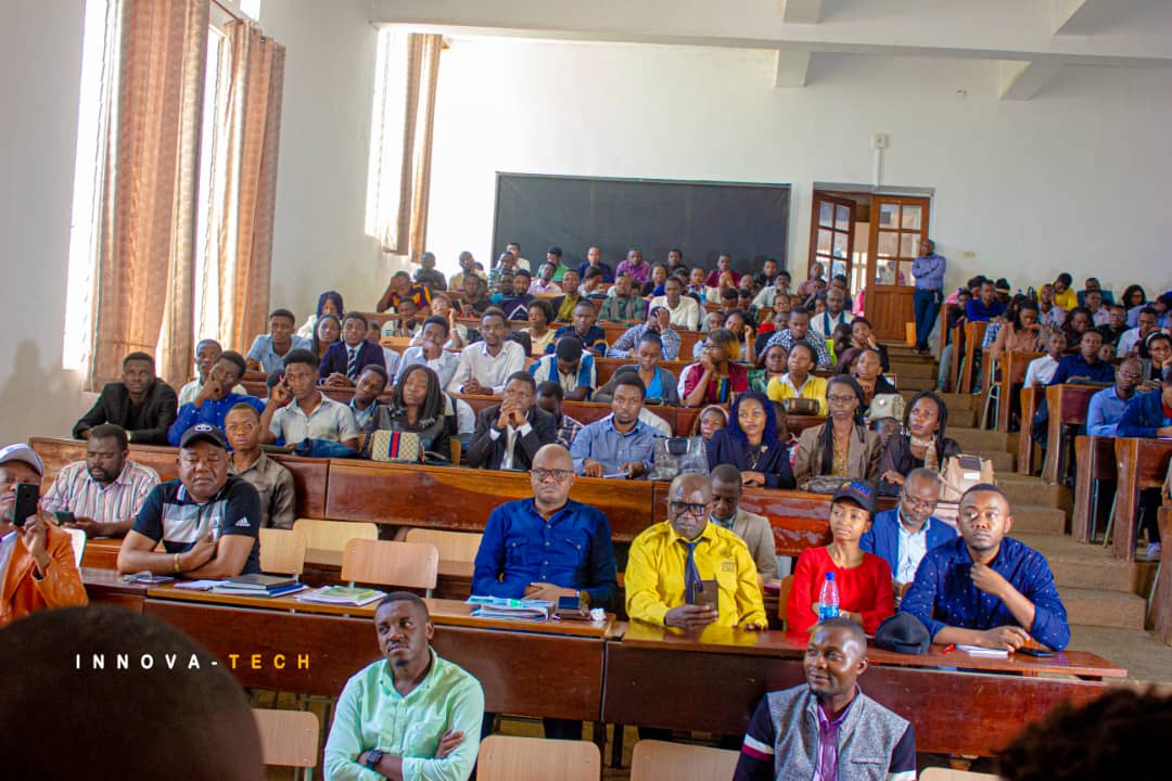 IBukavu's tweet photo. Ce samedi 17 septembre, Elysée Sifa-notre manager d’incubateur et Odon Kambale-notre coach en entrepreneuriat ont représenté #ORHEOL au salon d’insertion professionnelle des étudiants finalistes organisé par l’université catholique de Bukavu (#UCB). https://t.co/jN6LIAkTsw
