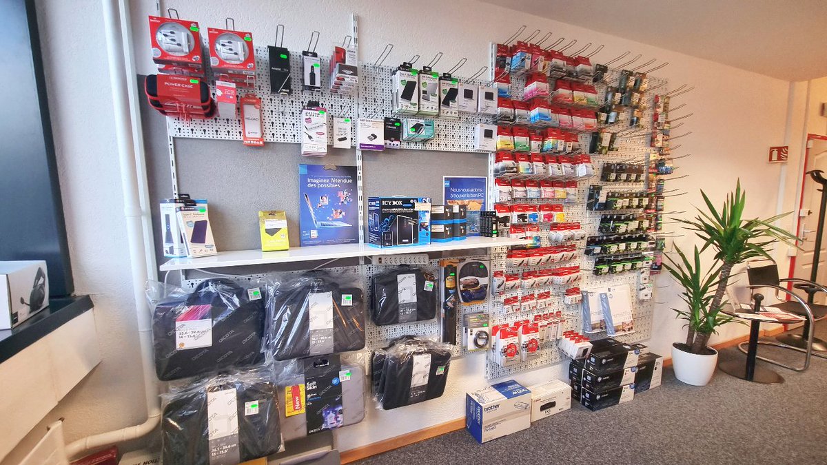 ideasystemsarl's tweet photo. Notre boutique à Gland a bien évolué depuis nos débuts... 🥰
Le saviez-vous ? IDEA System souffle ses 30ièmes bougies cette année. 🎂
Et vous, quand nous avez-vous découvert et comment ? 🤔

#ideasystemsarl #magasin #anniversaire #30ans #informatique https://t.co/CqQ66xM1cr