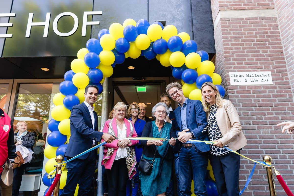 staedion's tweet photo. Afgelopen zaterdag was de officiële opening van Loosduinse Hof. Loosduinse Hof is het eerste woongebouw van Staedion waarbij het woonconcept ‘Wonen met een Plus’ is toegepast. De opening was een groot succes. Lees meer >> https://t.co/xDhs1O8y67 #transformatie #woonconcept https://t.co/J2GyzqNxWd