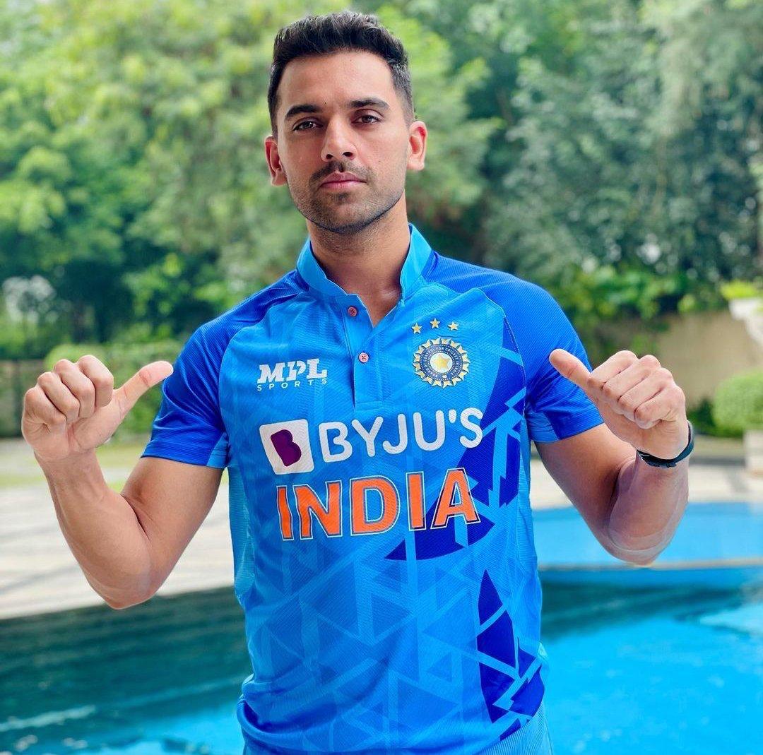 ChennaiIPL's tweet photo. Bright in blue! DeeBack into the play! 🥳

#INDvAUS #WhistlePodu 🦁💛 https://t.co/W0T7jhkDY6