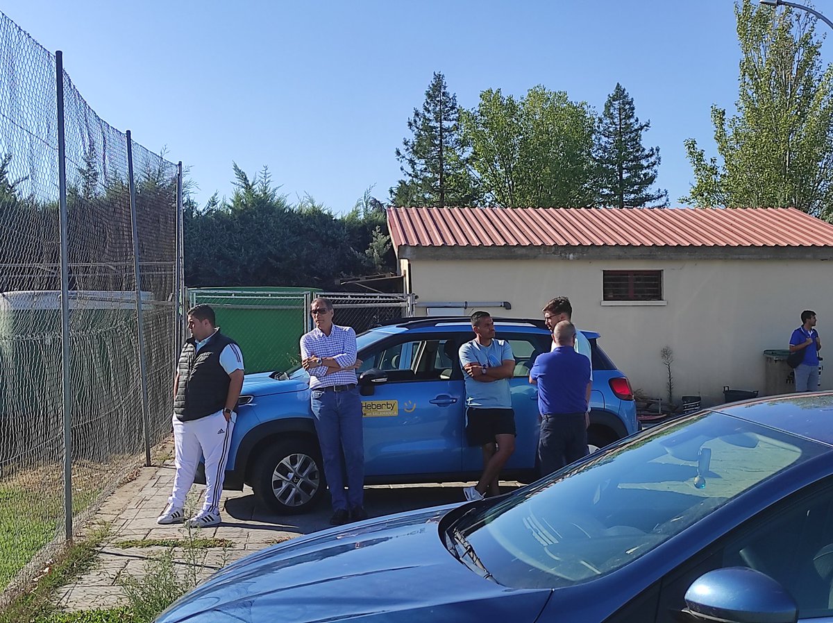 DeportesCopeSa's tweet photo. ⚽El @SalamancaCFUDS comienza los entrenamientos en semana de derbi 🆚 @UDSantaMarta

📻Todos disponibles salvo Diego Pereira que trota al margen del grupo

📸Visita de Álvaro Arencibia en la sesión del @SalamancaCFUDS https://t.co/Q1zl5gFzHZ