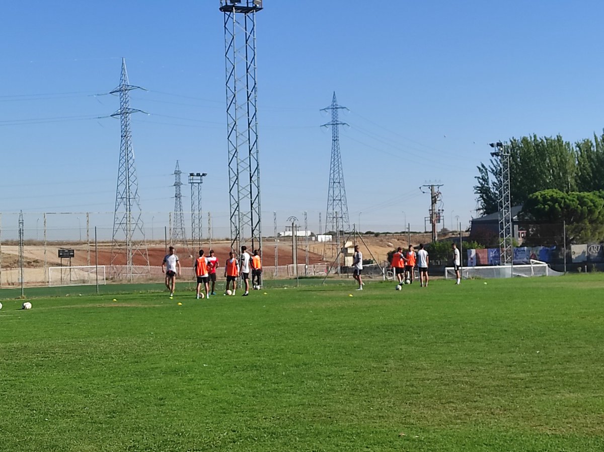 DeportesCopeSa's tweet photo. ⚽El @SalamancaCFUDS comienza los entrenamientos en semana de derbi 🆚 @UDSantaMarta

📻Todos disponibles salvo Diego Pereira que trota al margen del grupo

📸Visita de Álvaro Arencibia en la sesión del @SalamancaCFUDS https://t.co/Q1zl5gFzHZ