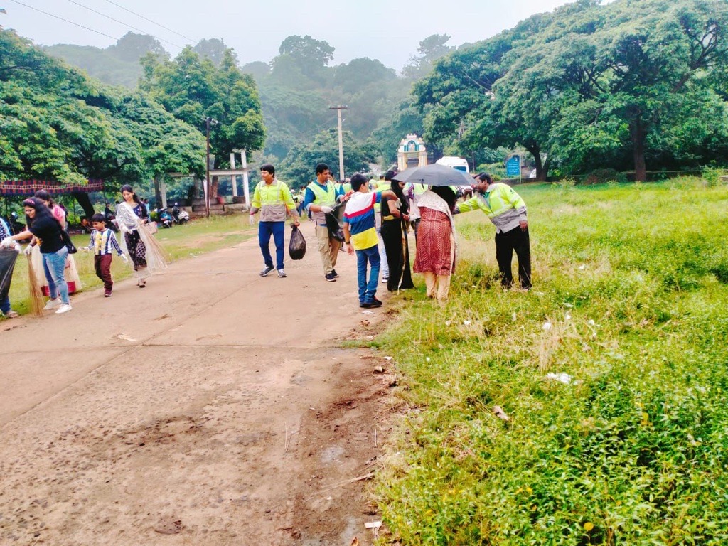 TCEConnect's tweet photo. #TCEndeavour #TVW18 #TCEConnect
Tata Consulting Engineers Limited (#TCE) Odisha team members, together with their families, #volunteered a day dedicated to #cleaning the Chatikana Temple premises as part of TVW 18. https://t.co/hoJg1daSAN