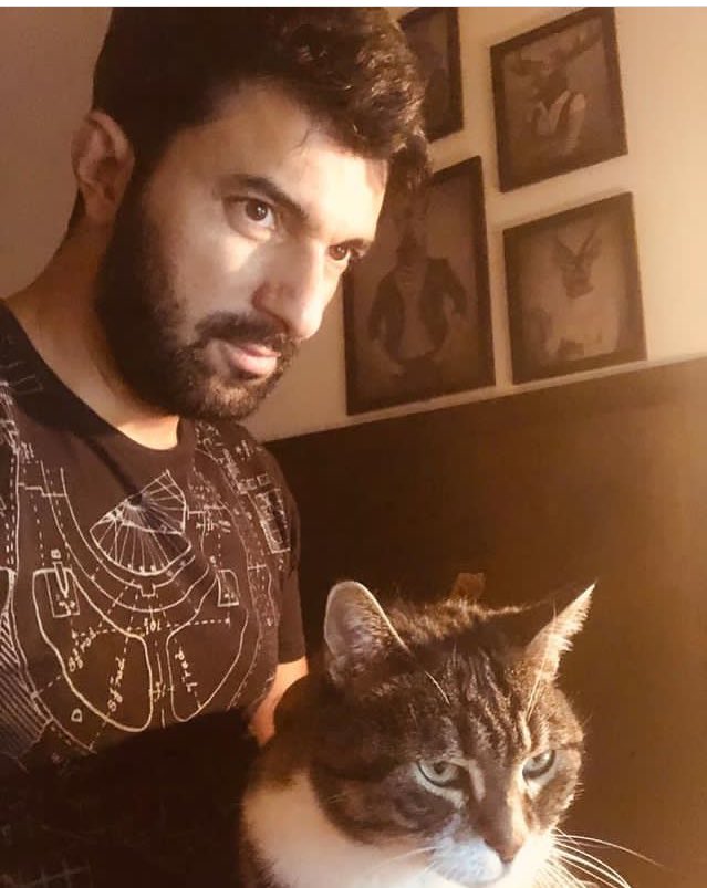 karakiz_ea's tweet photo. 45-”Macit bey şu siyah beyaz nuh nebiden kalma yabancı diziyi neden izliyorsun?”
Macit bey sanki uzun zamandır bu soruyu bekliyormuş gibi;
“Şu sarışın kadın var ya, işte onu rahmetli eşim Ayşe hanım seslendirmişti”
#MacitBey
#EnginAkyürek
@_kafasinagore https://t.co/6KmH5LP1qc