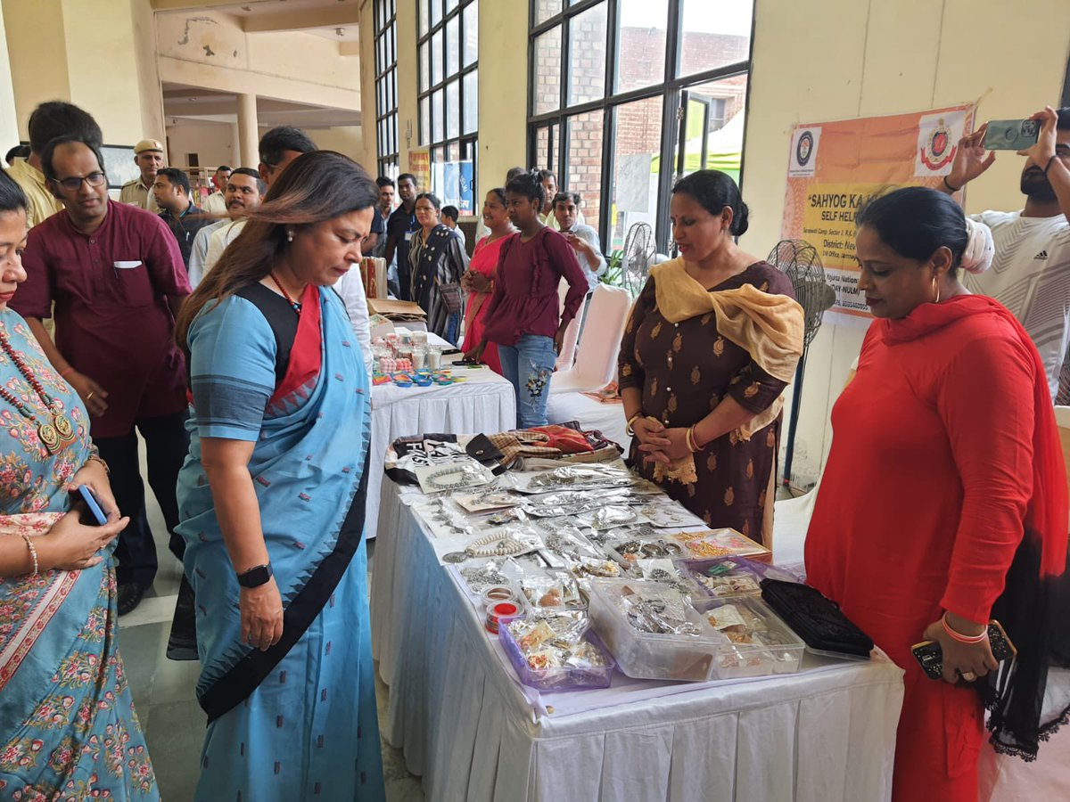 M_Lekhi's tweet photo. Also, visited the stalls and had a glimpse of the products made by Women SHGs and entrepreneurs at the premises. https://t.co/fRJTA5EzK7