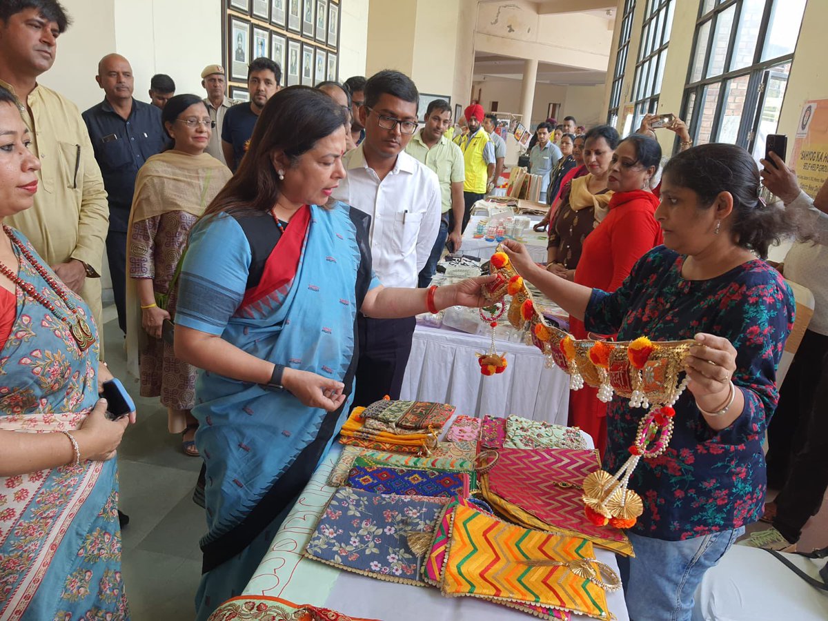 M_Lekhi's tweet photo. Also, visited the stalls and had a glimpse of the products made by Women SHGs and entrepreneurs at the premises. https://t.co/fRJTA5EzK7