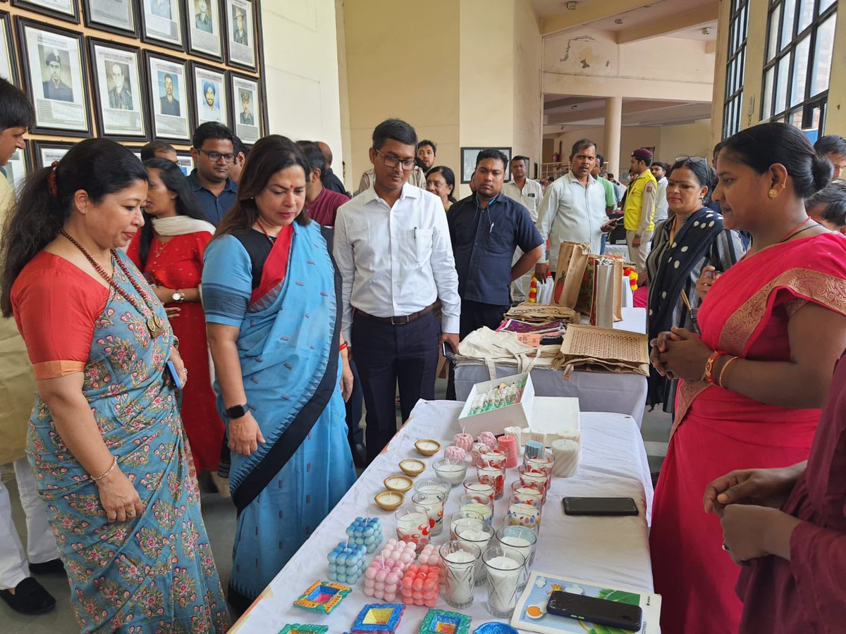 M_Lekhi's tweet photo. Also, visited the stalls and had a glimpse of the products made by Women SHGs and entrepreneurs at the premises. https://t.co/fRJTA5EzK7