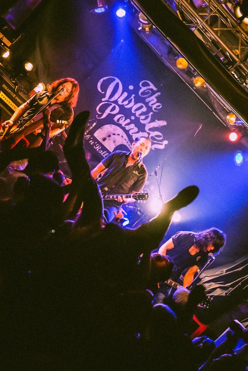 DISASTER_POINTS's tweet photo. 2022.09.17 OSAKA BRONZE
THE DISASTER POINTS
photo by @Shota_000
This is live. Punk. Rock’n’roll. Understand?🧐
#thedisasterpoints
#goingouttonight https://t.co/nsUxxdUfsW