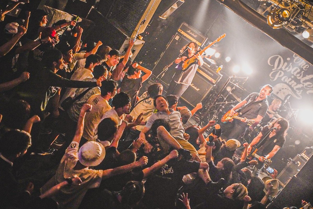 DISASTER_POINTS's tweet photo. 2022.09.17 OSAKA BRONZE
THE DISASTER POINTS
photo by @Shota_000
This is live. Punk. Rock’n’roll. Understand?🧐
#thedisasterpoints
#goingouttonight https://t.co/nsUxxdUfsW
