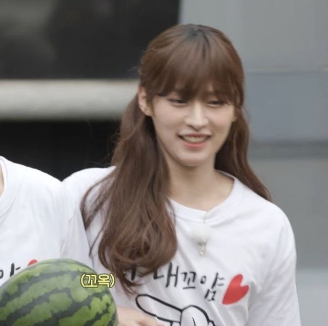 can someone pls tell me what group this woman is from???? she’s so pretty i wanna stan