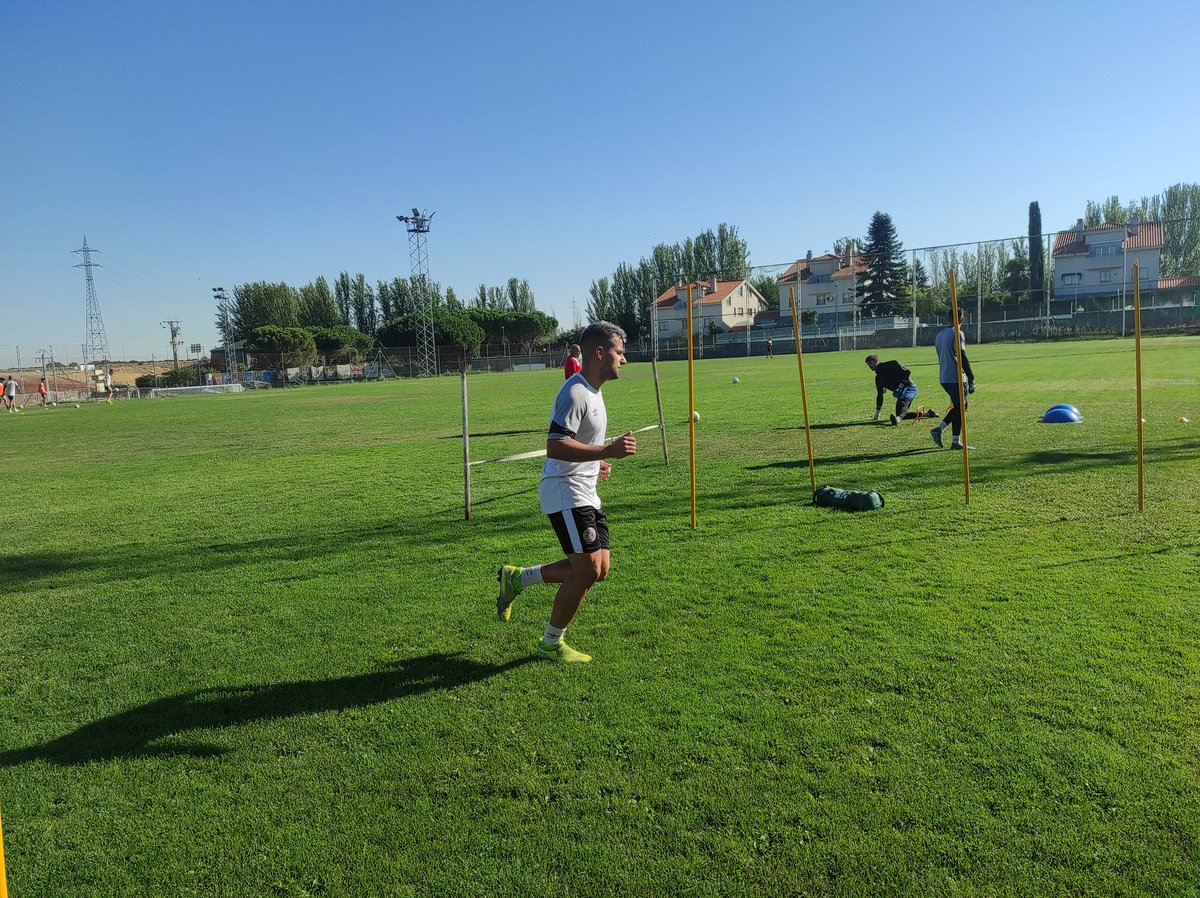 DeportesCopeSa's tweet photo. ⚽El @SalamancaCFUDS comienza los entrenamientos en semana de derbi 🆚 @UDSantaMarta

📻Todos disponibles salvo Diego Pereira que trota al margen del grupo

📸Visita de Álvaro Arencibia en la sesión del @SalamancaCFUDS https://t.co/Q1zl5gFzHZ