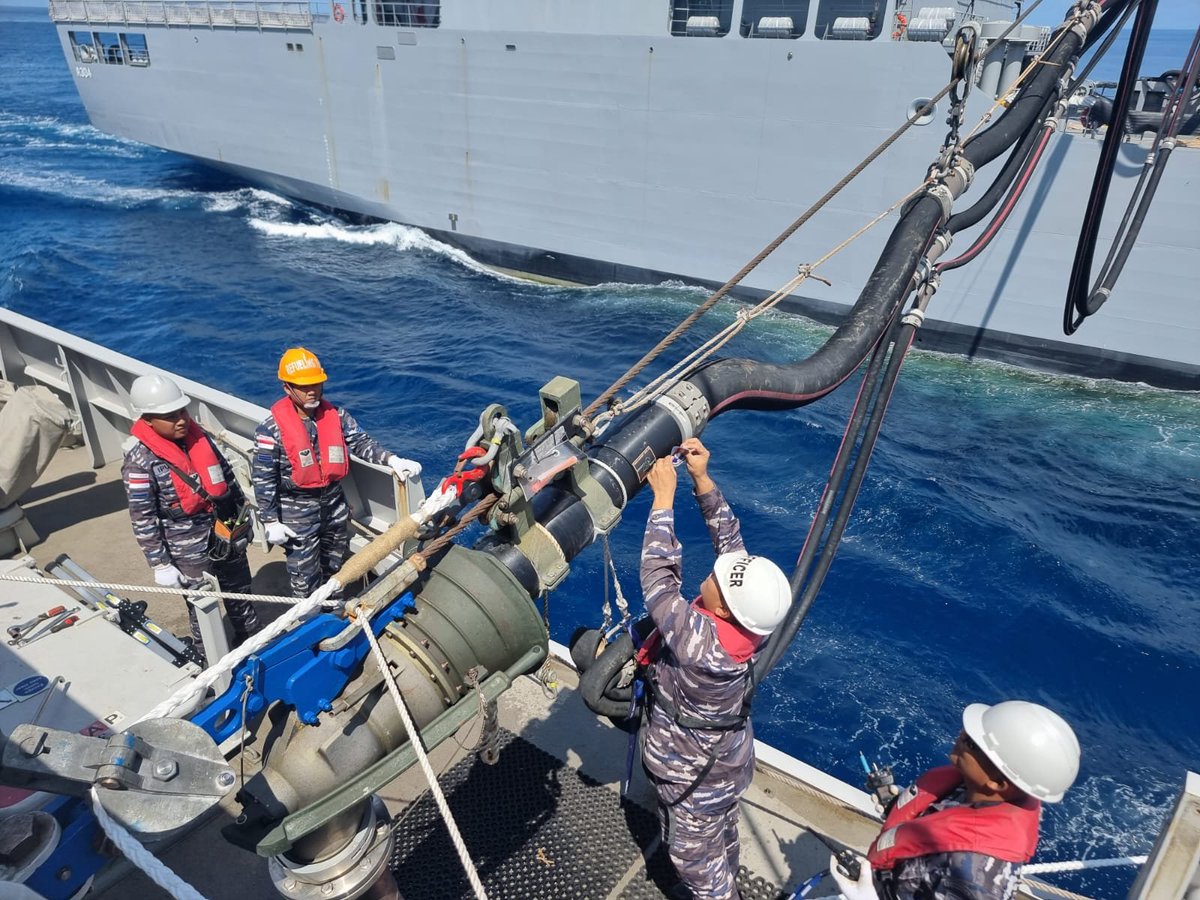 Jatosint's tweet photo. #GUNEX with 🇦🇺HMAS Hobart (DDG 39), 🇸🇬RSS Steadfast (70), and 🇮🇳INS Satpura (F48)

#RAS with 🇦🇺HMAS Stalwart (A304)

#TNIAL #ExKakadu #KA22

📸TNI AL https://t.co/U13ODyd7p6