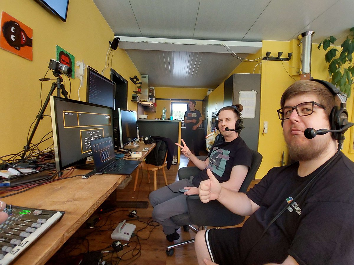 GlitchPerfectDE's tweet photo. Der Dienstag geht dieses Jahr mit einem PC-Game los, welches jedoch im Retro-Stil gehalten ist: The (MSN) Messenger mit Nayleen und am Commentary @Turanin_ https://t.co/MGRprtDV7C