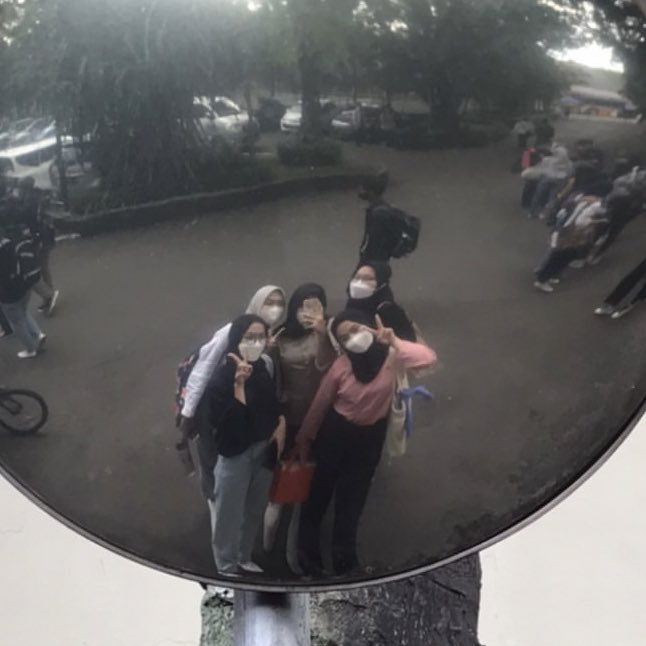___gloomy's tweet photo. day 2 kuliah bestie https://t.co/uya4TNtEH5
