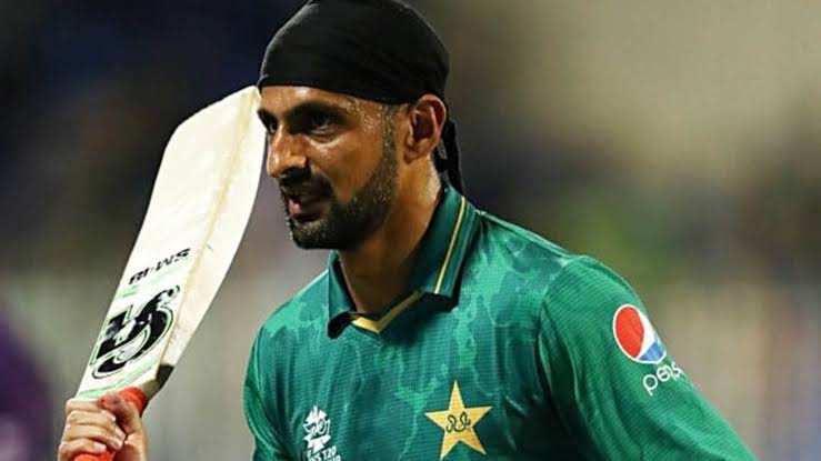 abdul_writes786's tweet photo. Shoaib Malik represented Pakistan in international cricket for 23 years. But unfortunately he was not given even a farewell match. Pakistan Cricket Board does not always respect its cricketers🙂
#PAKvsEng #ViralVideo https://t.co/NJrZayQIVR