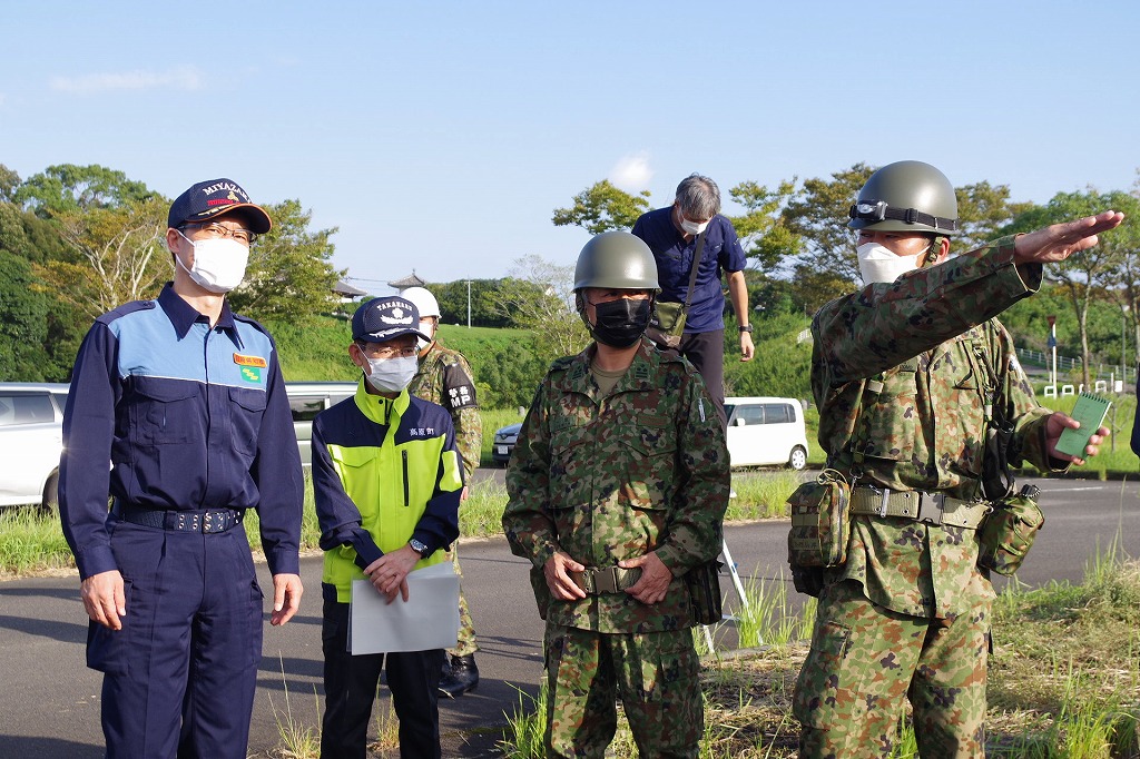 #今日のえび駐!! 　災害派遣活動中の第２４普通科連隊は、高原町総合運動公園で県知事の視察を受け、給水支援隊長が自衛隊の活動状況を説明しました。 #台風14号 #高原町 #災害派遣