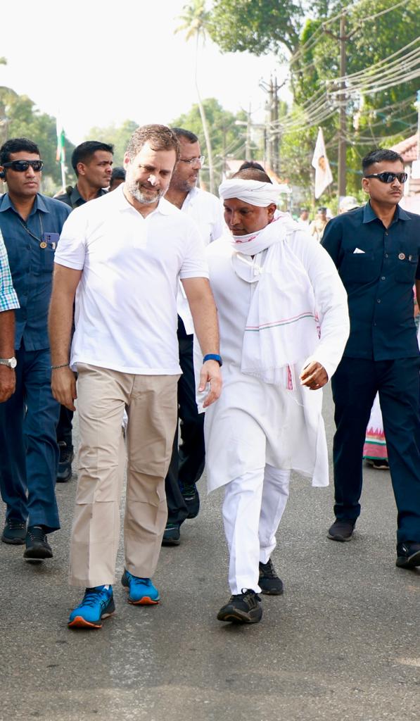 srinivasiyc's tweet photo. India today needs a leader who is capable of:-

◆ Fighting firmly against hatred.
◆ Addressing the issues of people.
◆ Protecting the Idea of India.
◆ Breaking the communal binary.

Shri @RahulGandhi Ji is the only leader who can do it all, he is the Nation's only Hope 💜. https://t.co/QujEvahg44